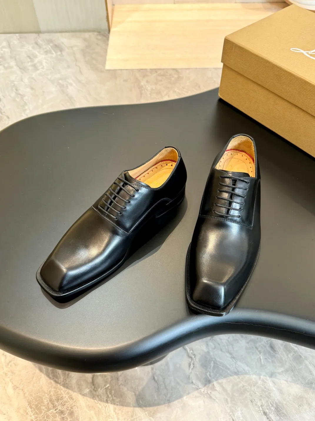 [CL red sole shoes] Top P: 1020💰 Size 39-44 (⚠️38.45.46.47 custom-made, non-returnable and non-exchangeable) 🆑High-end men's business formal leather shoes, original authentic top quality goods ••✅💯 Top original order purchasing agent! Original imported patterned cowhide ➕Imported cowhide lining ➕Cowhide feet ➕Original leather outsole~🉑️Feel free to compare the authentic ones!